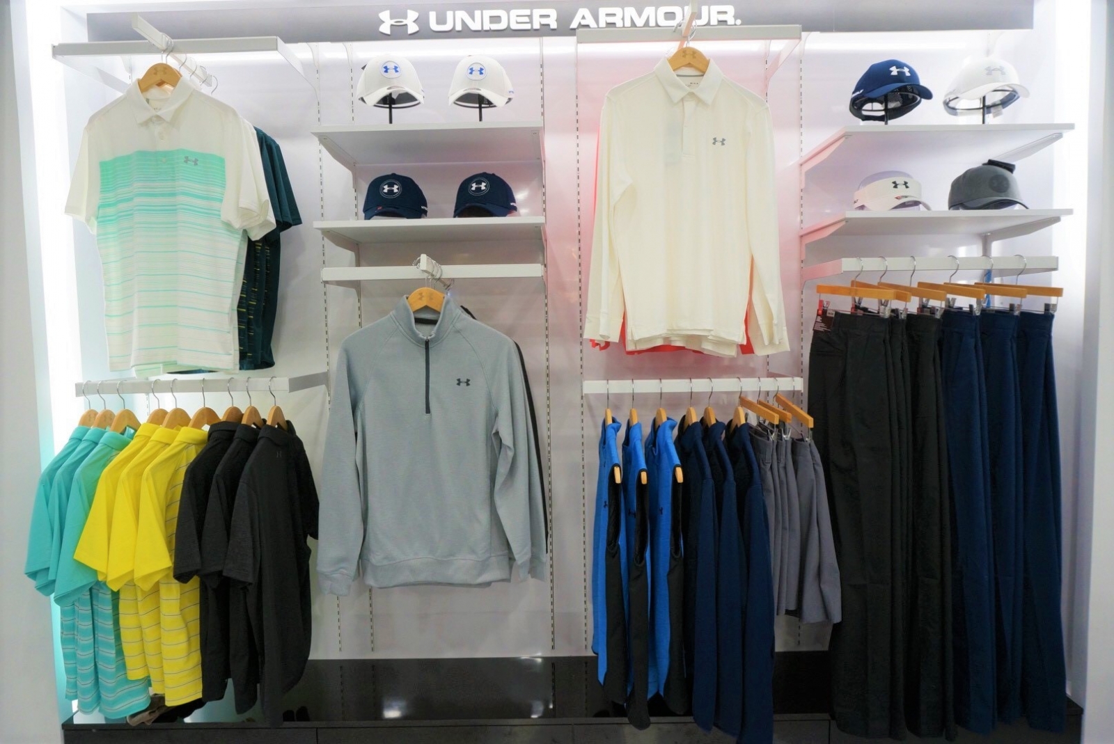 UNDER ARMOUR Golf在SUPER GOLF台茂購物中心5樓及台中中友百貨B棟6樓新進櫃。(圖為台中中友店)