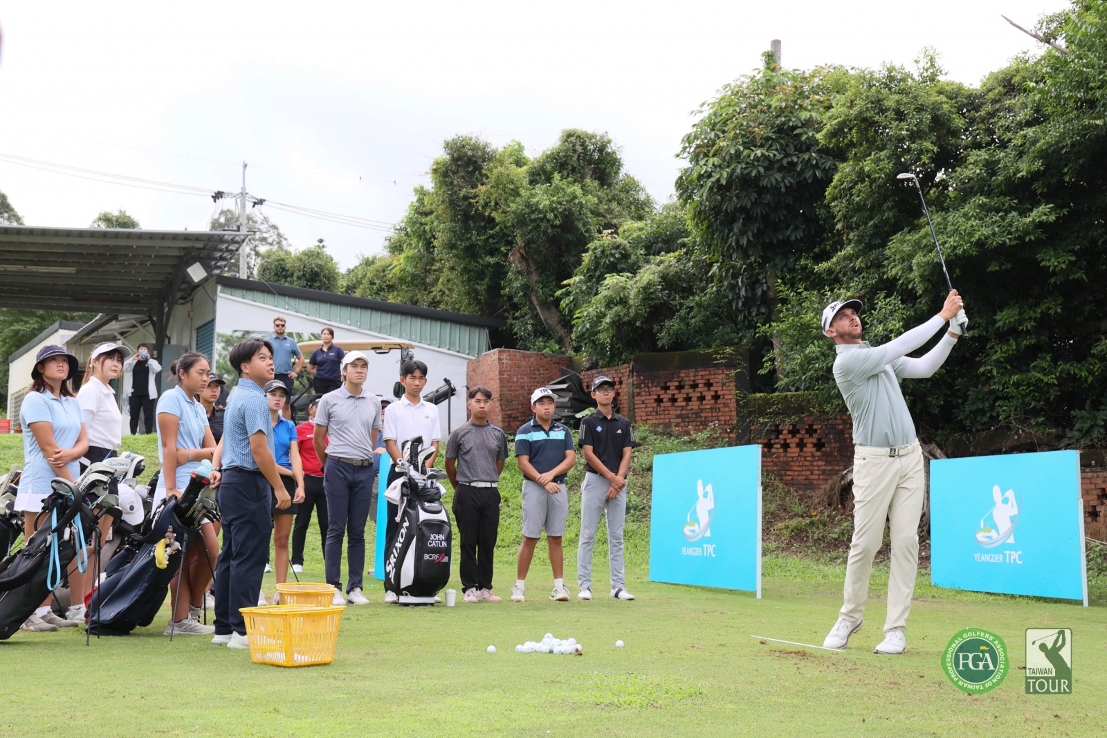 亞巡好手John Catlin特別在賽前傳授台灣業餘選手經驗。(TPGA_林聖凱攝影)