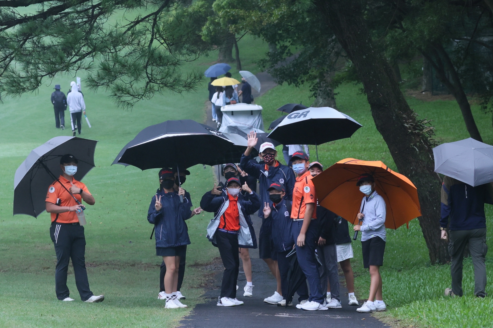 假日小朋友攜雨具參觀比賽(鍾豐榮攝影)