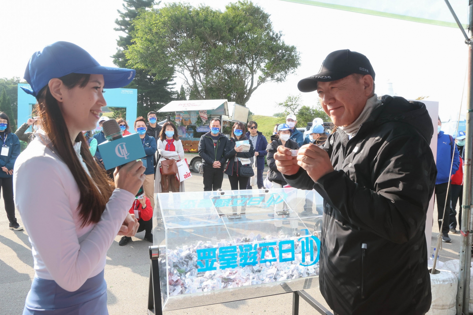 台灣日立江森自控股份有限公司董事長菊地正幸(左)抽獎(TLPGA提供_鍾豐榮攝影)