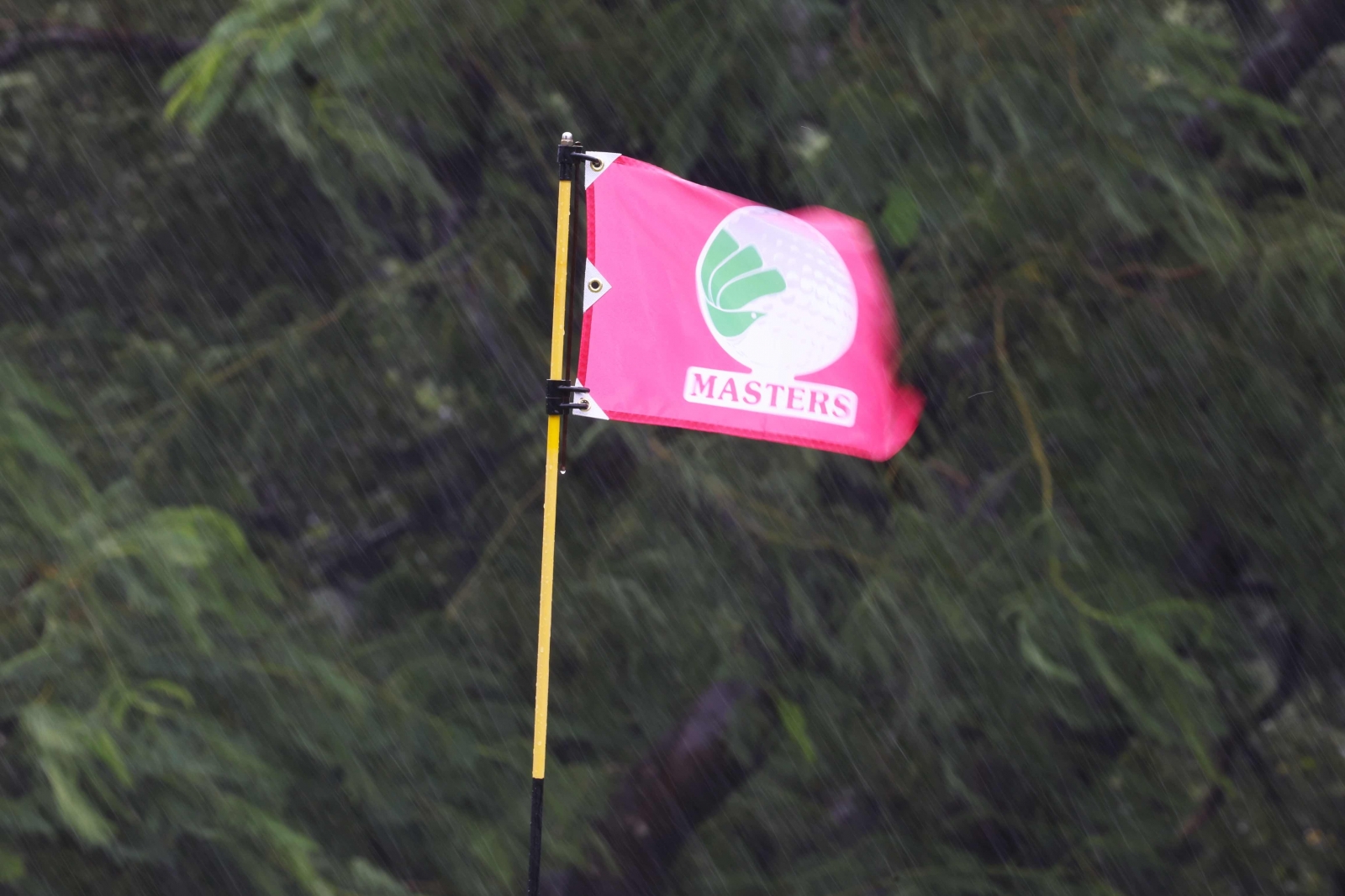 台灣高爾夫俱樂部今天受到颱風外圍環流影響，風急雨驟，首回合延至明天舉行