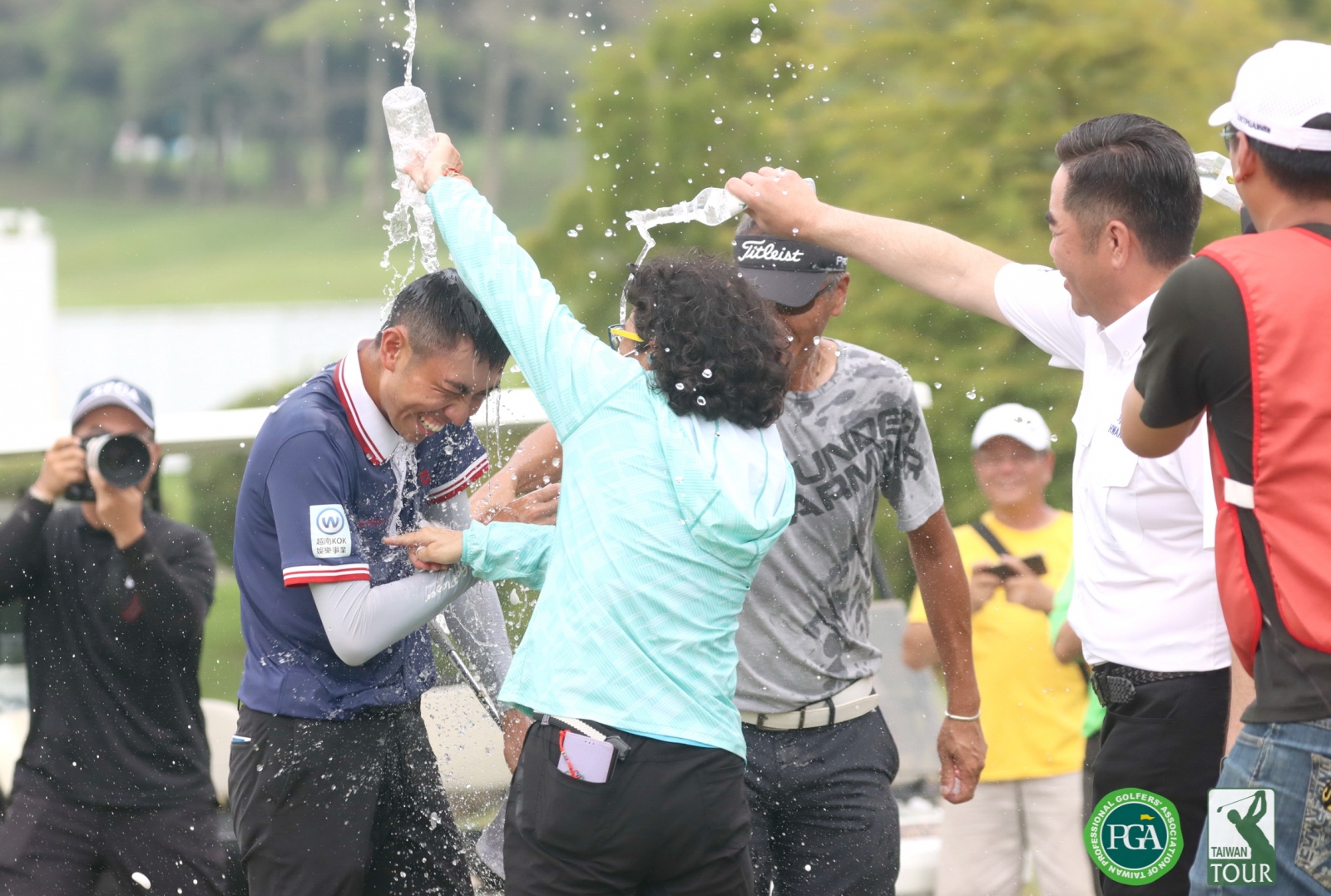 地主選手廖煥鈞成功拿下職業生涯首冠，親友團開心潑水慶祝(TPGA_鍾豐榮攝影)