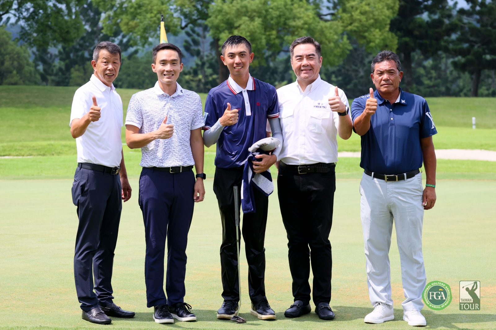 地主選手廖煥鈞拿下職業生涯首冠，在果嶺邊和貴賓合影(TPGA_林聖凱攝影)