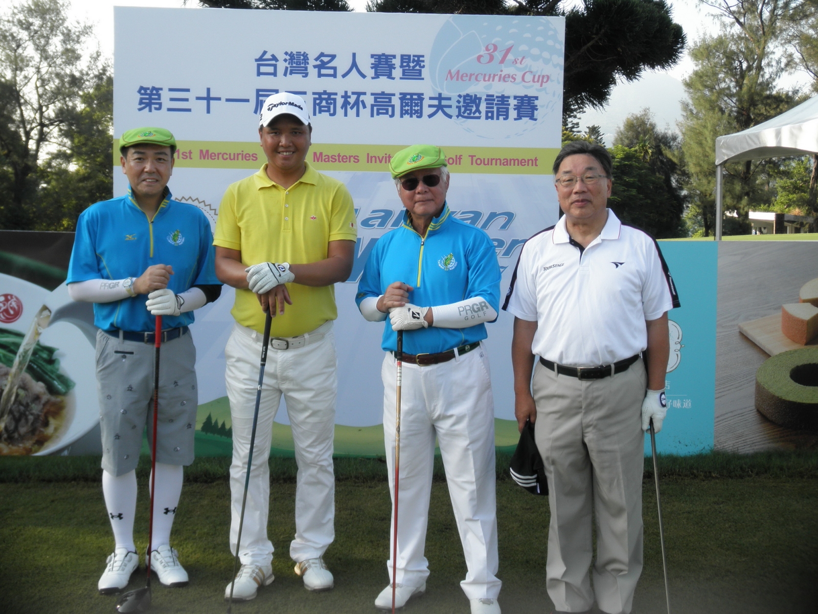 大會會長翁肇喜（右二）與日本友人安東德幸（左）與赤松健一郎（右）與去年冠軍選手呂偉智同組揮桿。