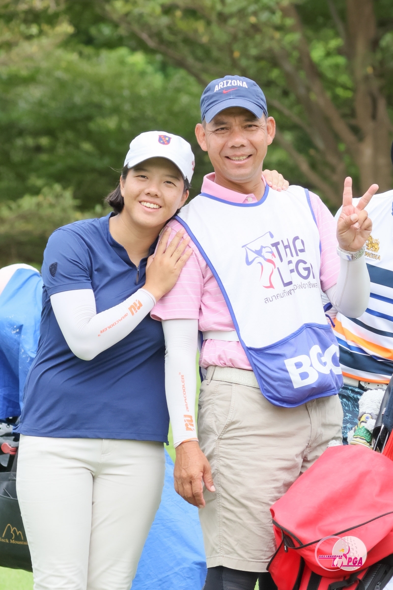 張雅淳(左)父親張世民一同飛到泰國當愛女桿弟(TLPGA提供_葉勇宏攝)