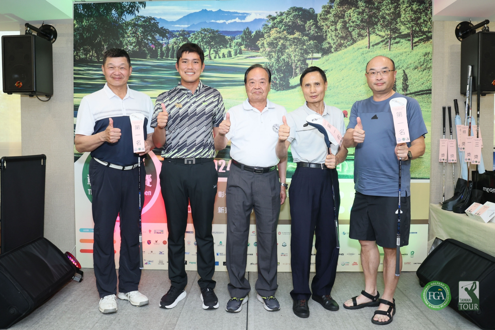 彰化高爾夫球場董事長林賜農(中)頒發配對賽第一名獎項給泰國選手瓦萬同組貴賓(TPGA_林聖凱攝影)
