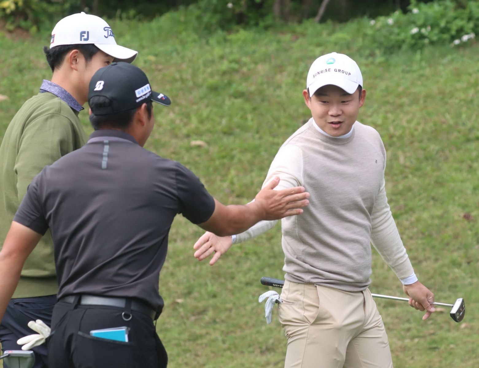 接著李玠柏也開張，拿下第5-7洞，和比嘉一貴互相擊掌。(鍾豐榮攝影)