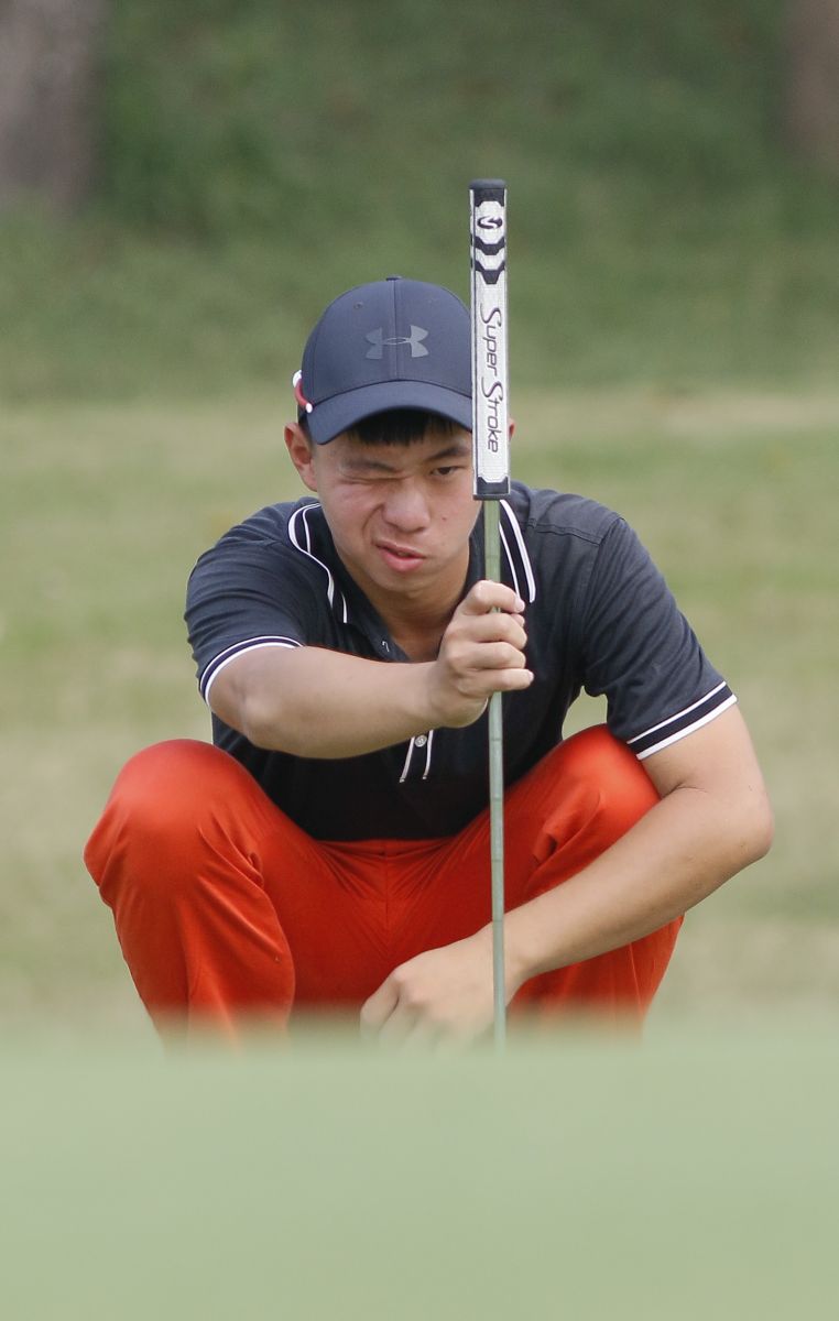 高雄球場培訓業餘18歲選手黃柏叡第一回合打出65桿(-7)佳績，平球場記錄，暫居領先群雄。圖/TPGA