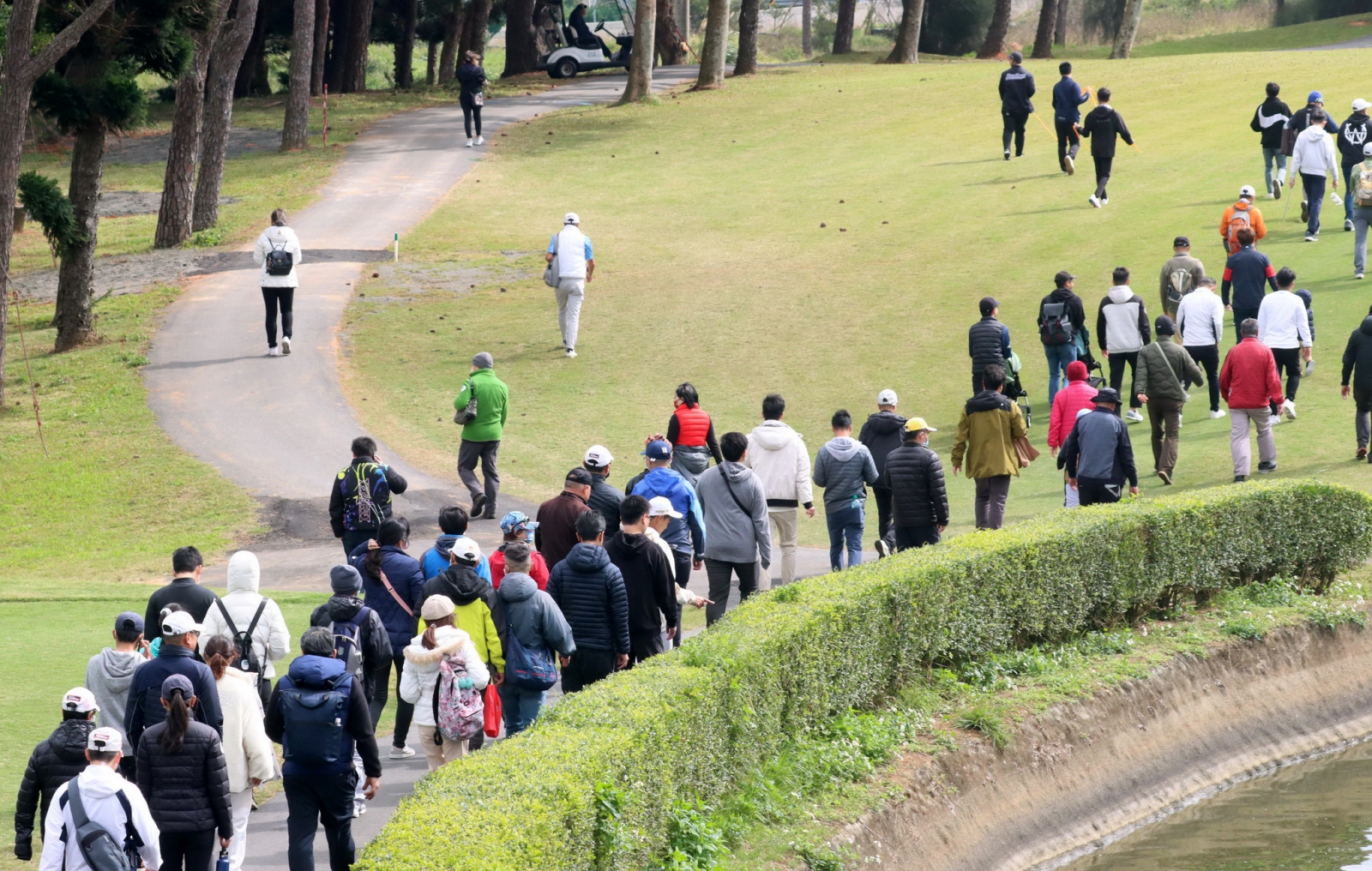 熱情的觀眾湧入新豐球場跟著18洞觀看精彩四強逐洞賽。(鍾豐榮攝影)