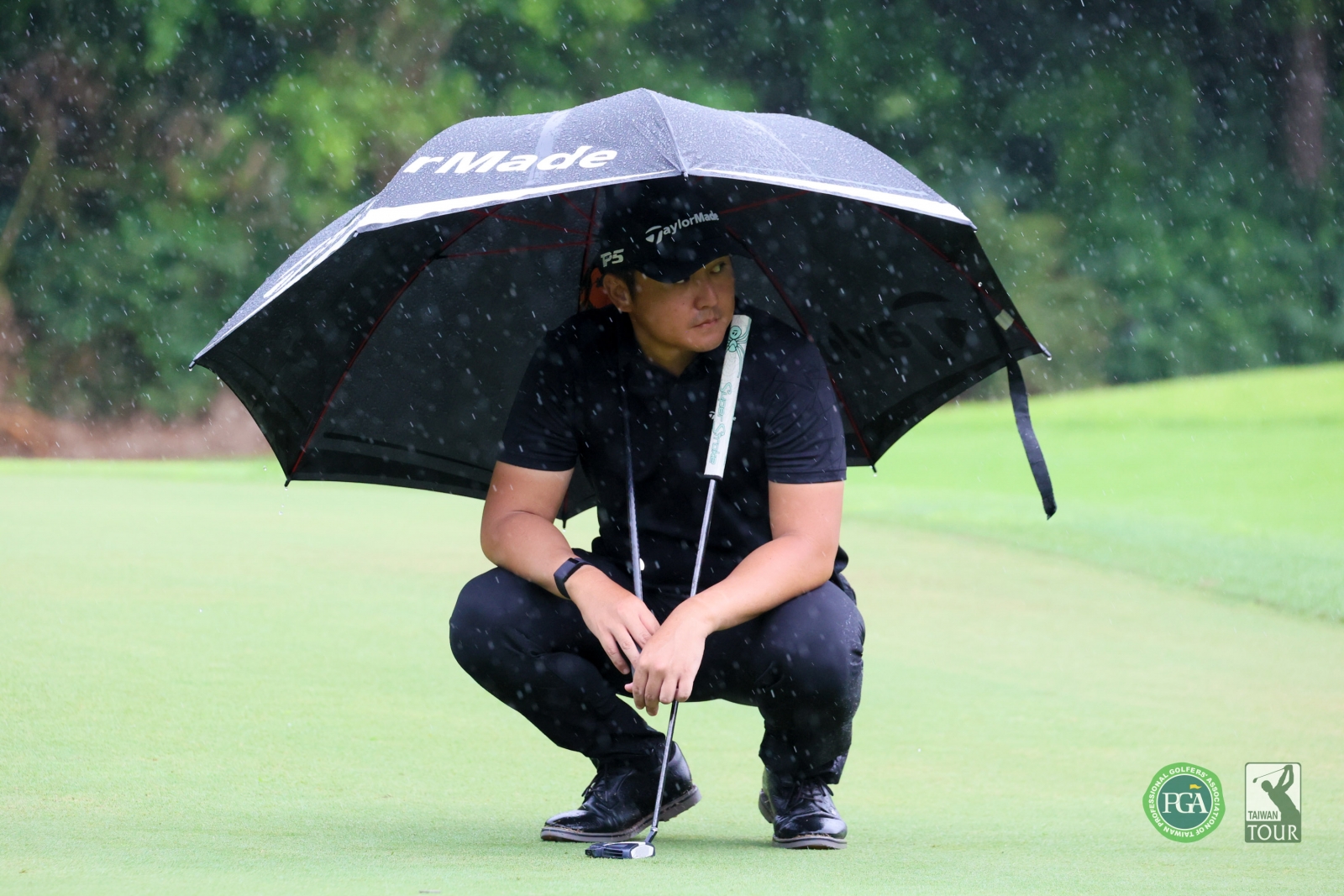 第一回合比賽後半段下起大雨，葉昱辰以69桿(-3)暫獨居第四。(TPGA_林聖凱攝影)