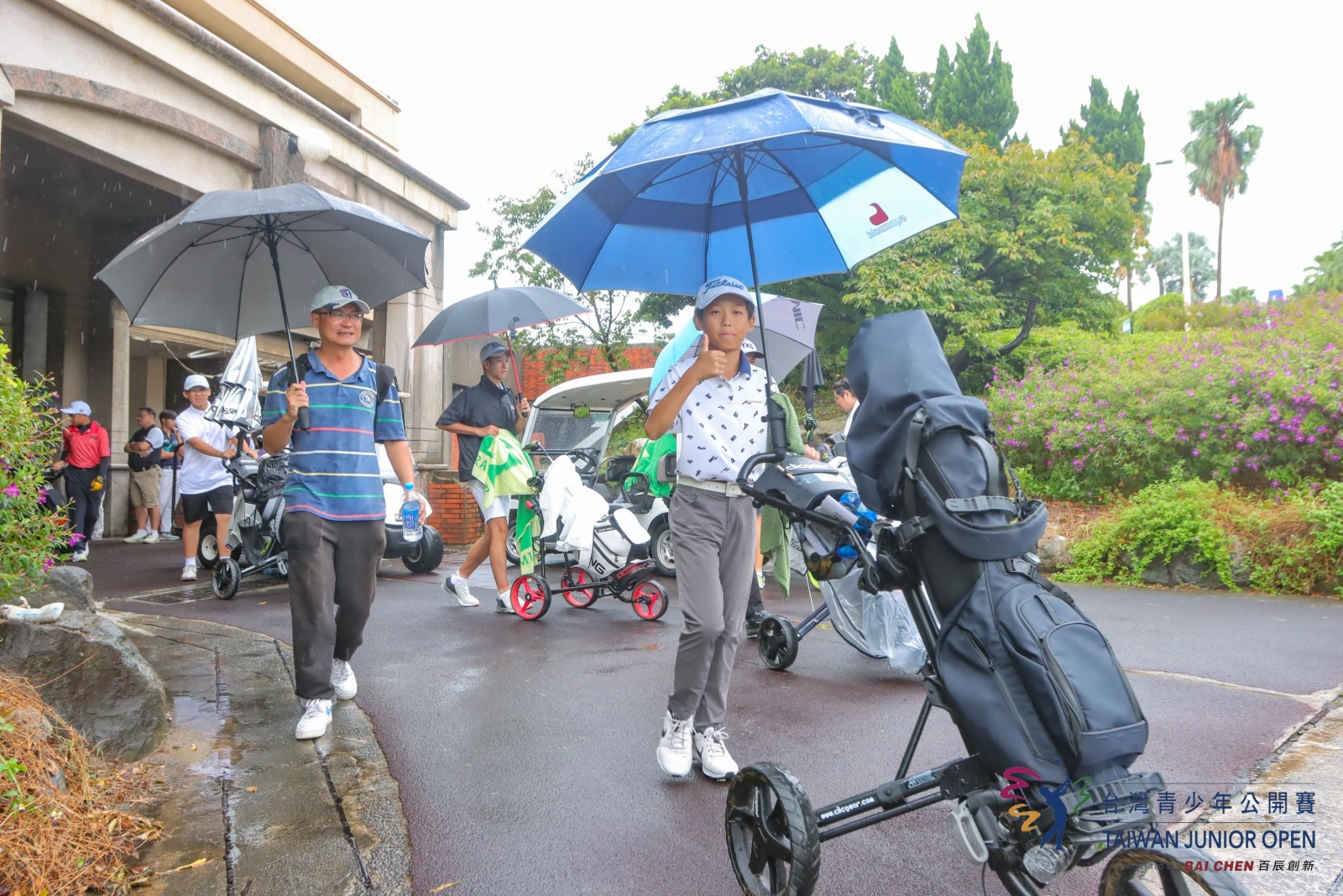 第二回合午後短暫雷雨後，比賽恢復進行，選手陸續回場比賽。