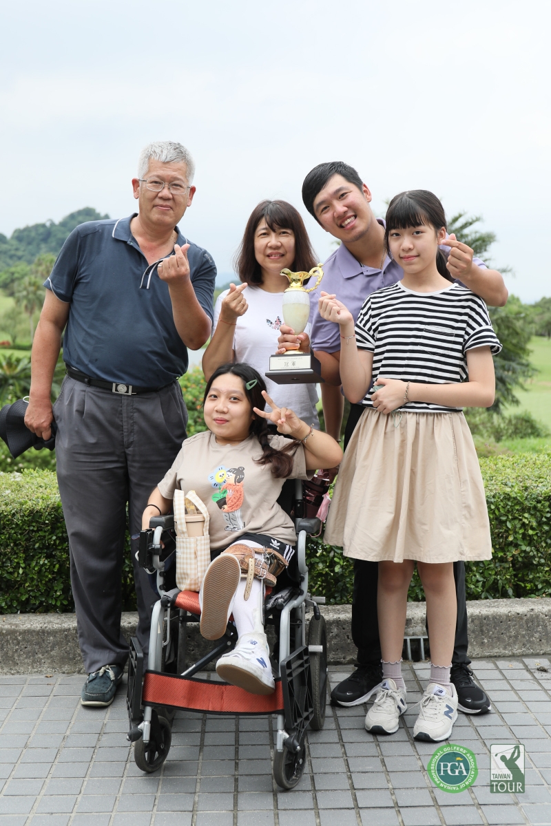 職業冠軍何祐誠和爸爸媽媽妹妹分享冠軍(林聖凱攝影)