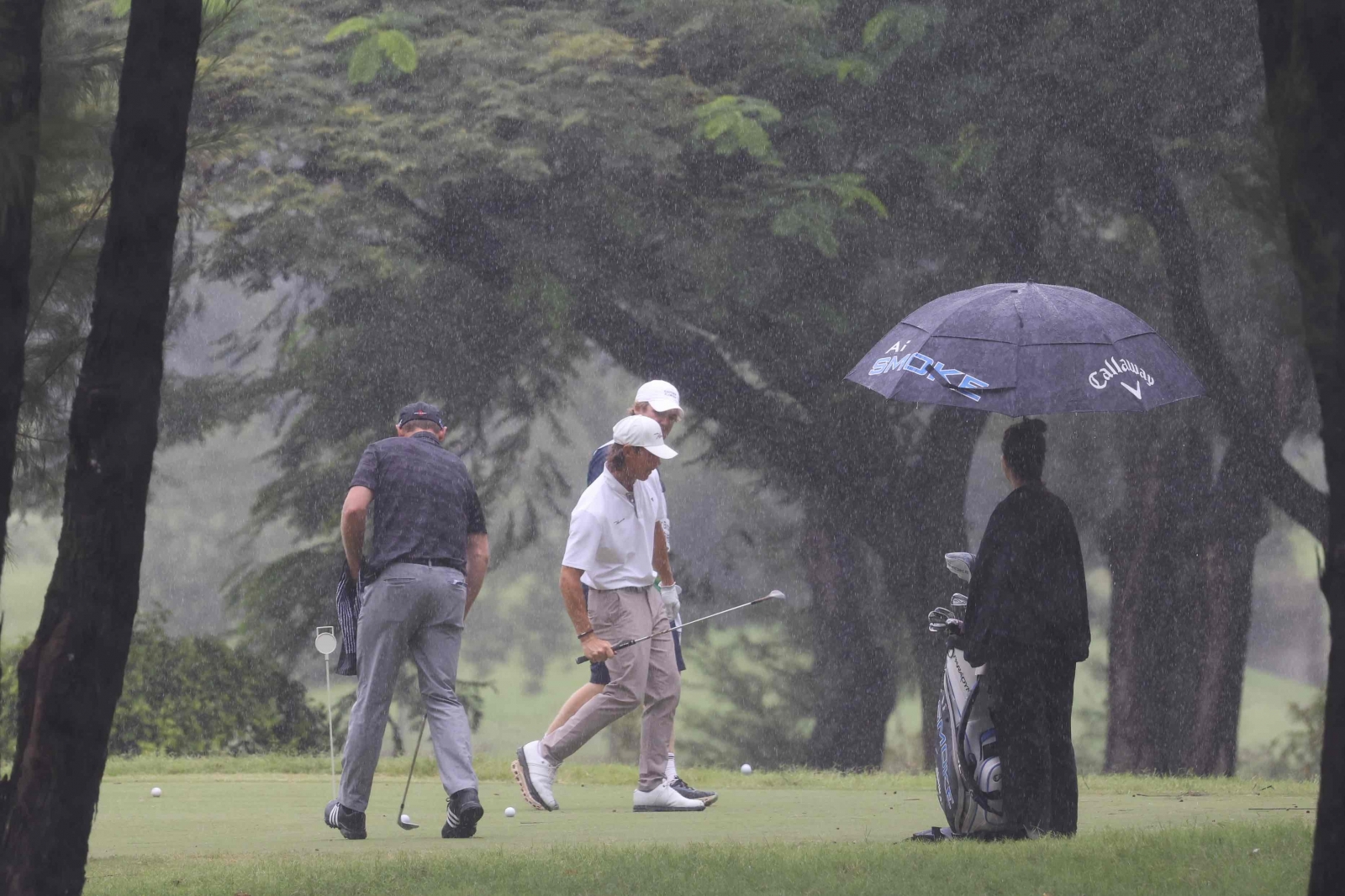 選手們等候下場前，在雨中的練習果嶺練推桿