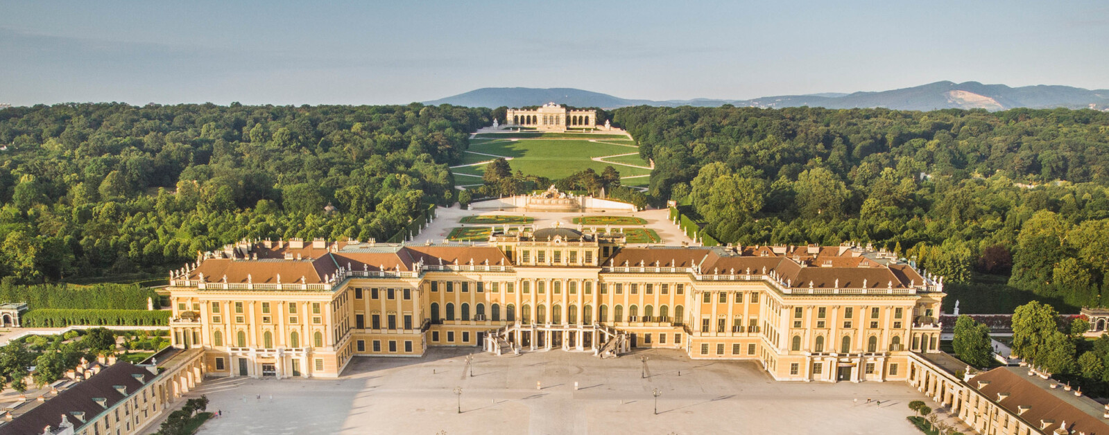 位於奧地利首都維也納的美泉宮(熊布朗宮, Schloss Schönbrunn ) 是一座充滿巴洛克藝術的皇家建築，曾是神聖羅馬帝國、奧地利帝國和奧匈帝國的御用宮殿。