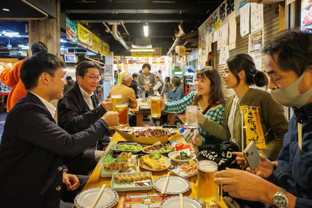 高知市區的弘人(ひろめ)市場聚集了當地最具代表性的街頭美食與商品，是打球之餘不容錯過的好去處，非常值得一遊。