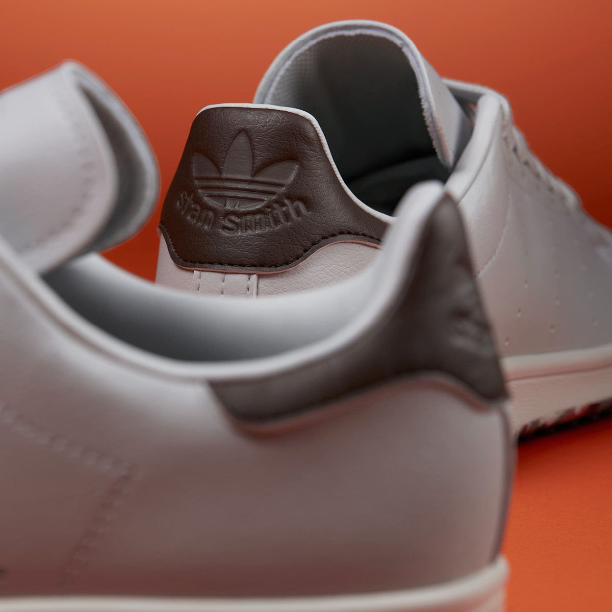 Stan Smith Golf流線型的全灰鞋面與混色大底形成鮮明對比，鞋後跟的經典Stan Smith標誌使鞋款在球道上更顯品味。