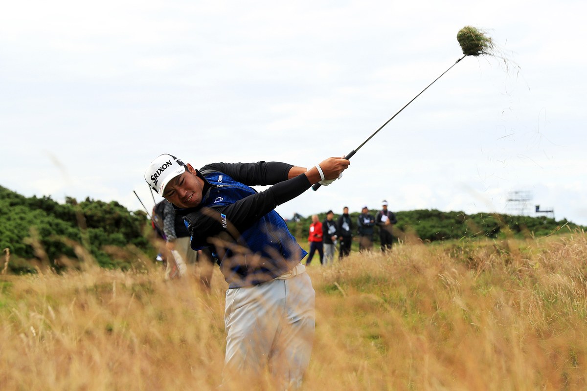 松山英樹(Hideki Matsuyama)週三自第11洞長草區擊球。