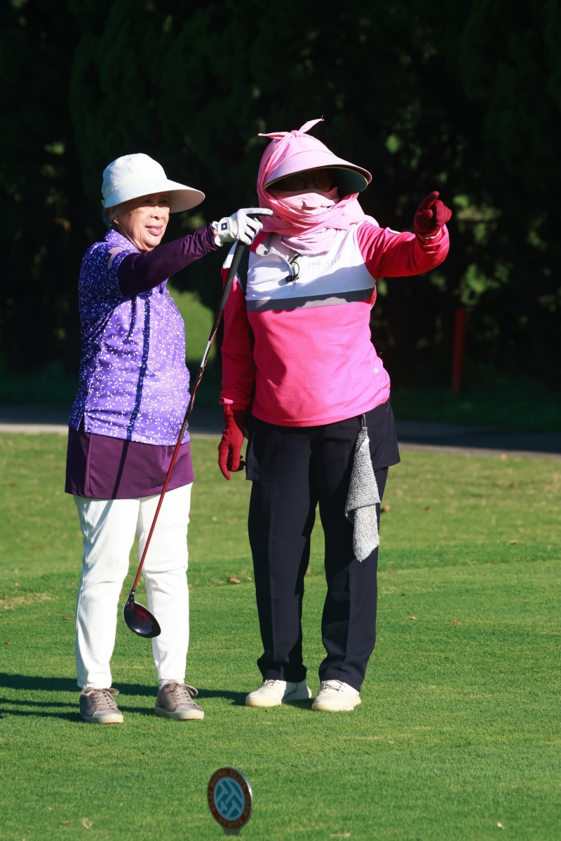 81歲的馬來西亞阿嬤Badariah Binti Mimbar與桿弟溝通無障礙。(圖/台灣女子業餘高爾夫協會提供．鍾豐榮．林聖凱攝影)