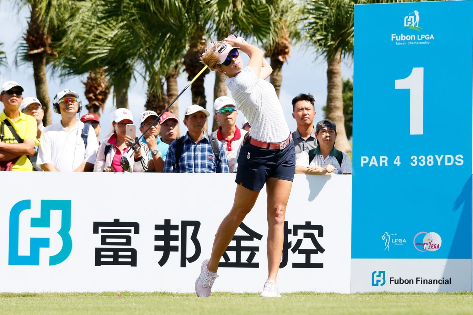 美籍選手寶拉-克莉茉(Paula Creamer)以低於標準桿4桿，排名暫居並列第二。