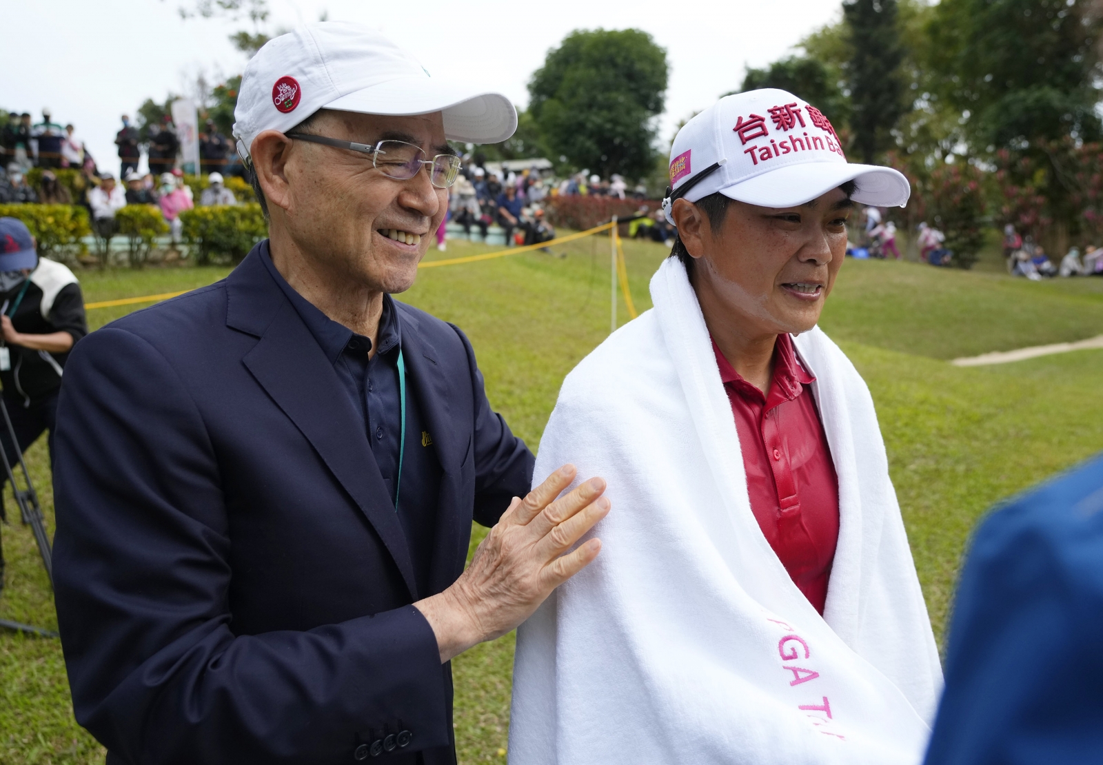 總獎金500萬元的「2022中國信託邀請賽」精彩落幕，由女子高爾夫好手錢珮芸（右）奪下冠軍，中國信託金控副董事長陳國世（左）特別獻上祝福。