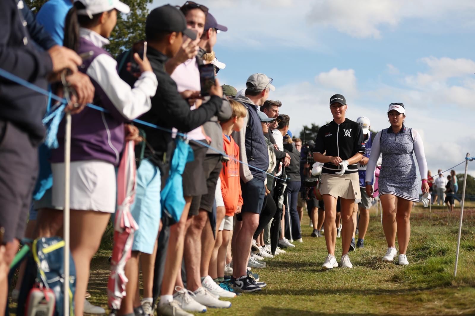 2023女子英國公開賽第四天，英格蘭球員霍爾(Charley Hull, 左) 與美國球員武柯慈(Lilia Vu) 走過球道。(圖 Steph Chambers / R&A / R&A via Getty Images)