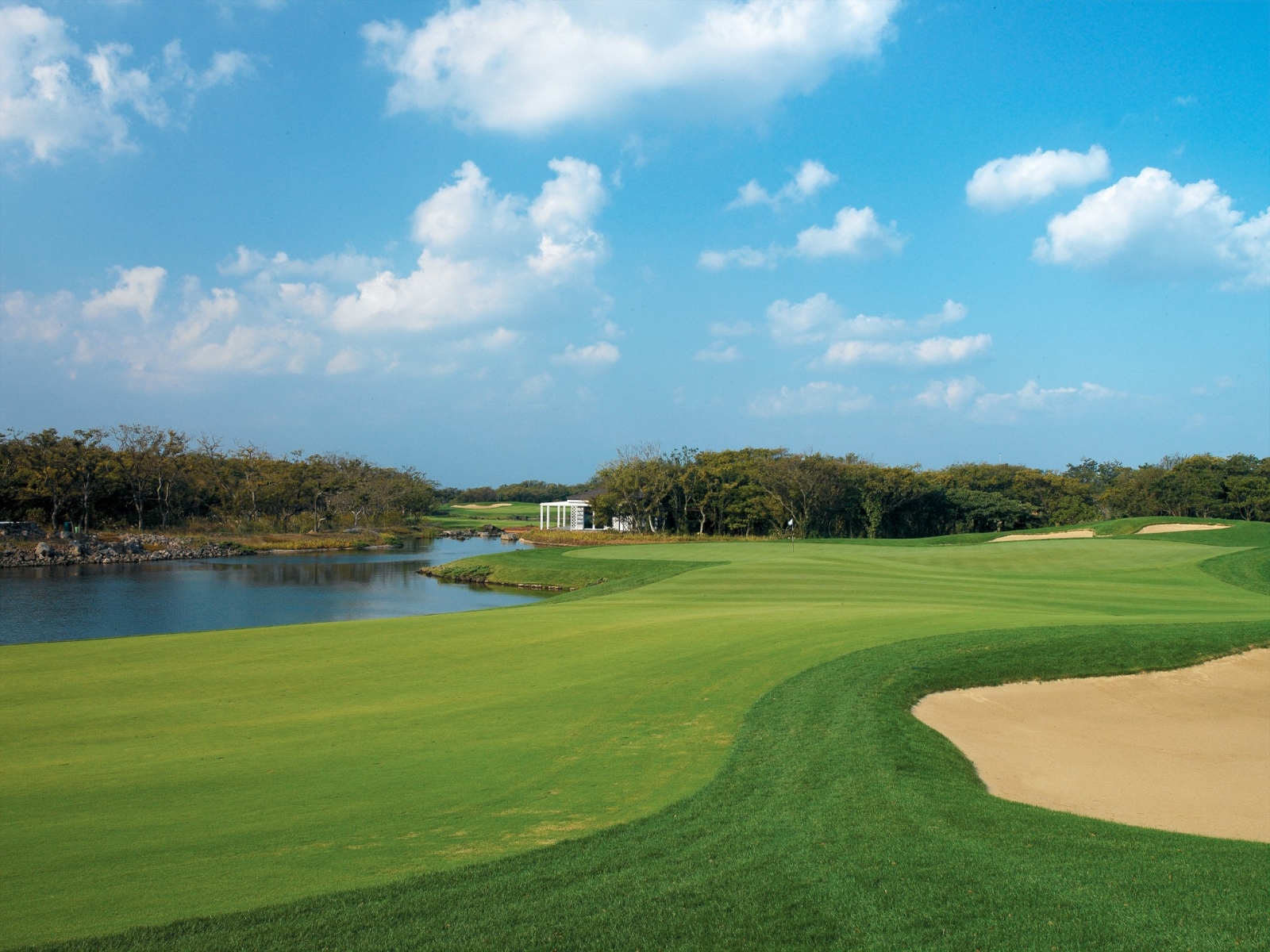 國際知名JMP集團設計，2006年開幕，獲韓國Golf Digest「208/2009最佳新球場」、2008五顆星等美譽。擁有27個洞富於挑戰的球道，深受各項賽事喜愛，曾舉辦歐巡賽百齡譚冠軍盃。