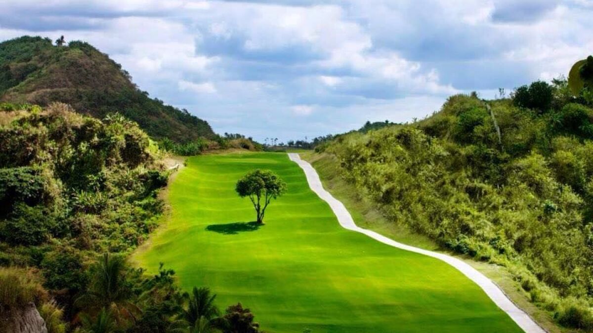 Clark Sun Valley Golf & Country Club▲由名將「大白鯊」諾曼（Greg Norman）設計，擁有18個高難道球道，是菲律賓最具挑戰性的球場之一。基地位於前美軍基地範圍內的山谷之中，天然地勢造就極大的球道起伏，沙坑也多，典型的大白鯊風格，具有相當的挑戰性。球場多次舉辦國際賽事，2016年進一步與希爾頓飯店集團合作，結合鄰近的飯店共同經營。