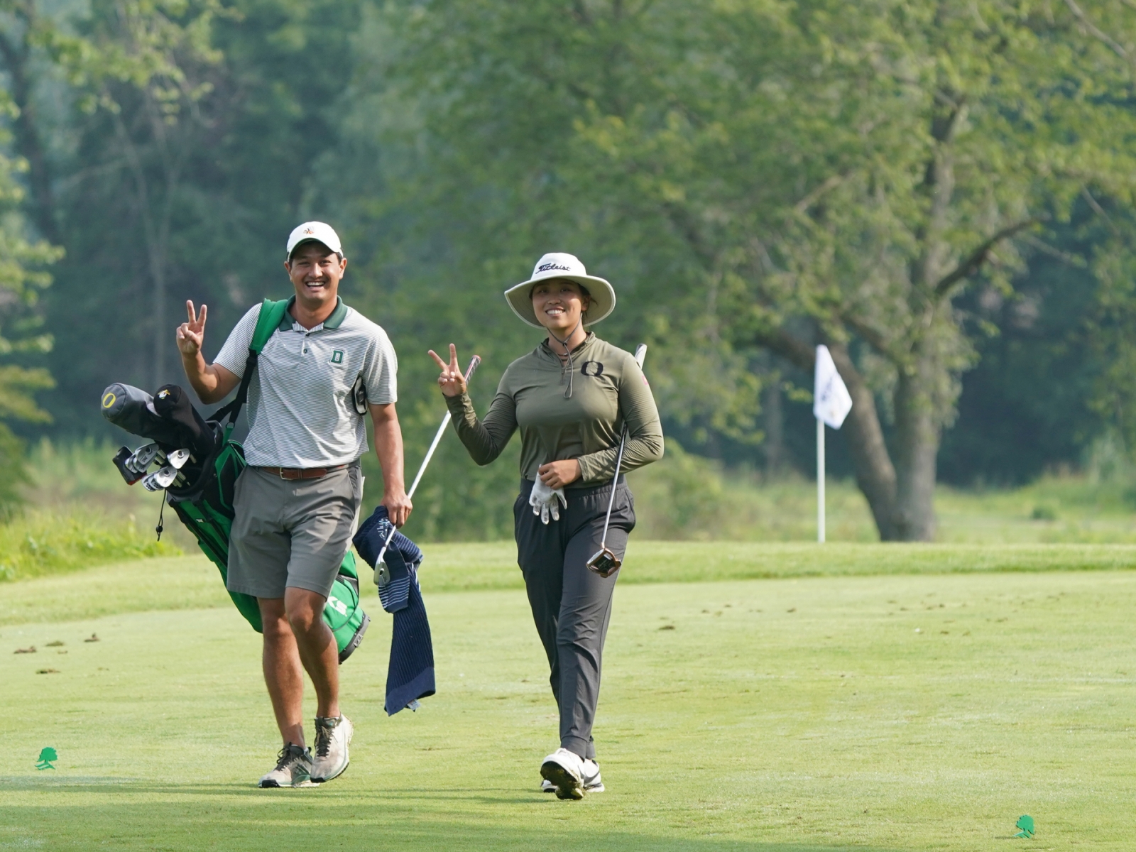 我國球員盧昕妤(右)與桿弟於LPGA次巡賽Four Winds邀請賽週三練習日。(Photo Courtesy: Epson Tour)