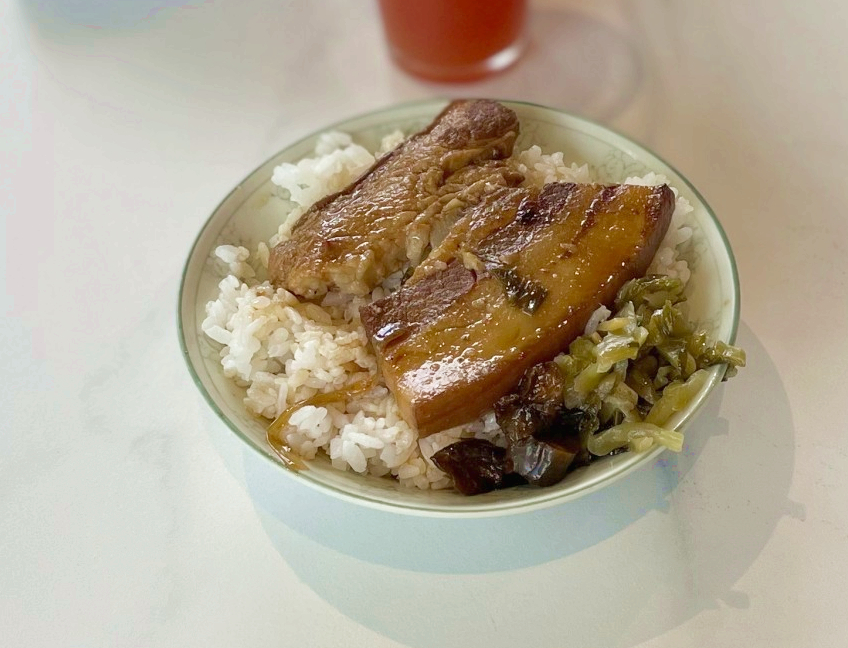 南投彰化地區在地的知名小吃 – 爌肉飯，原汁原味在松柏嶺的賣店裡呈現。