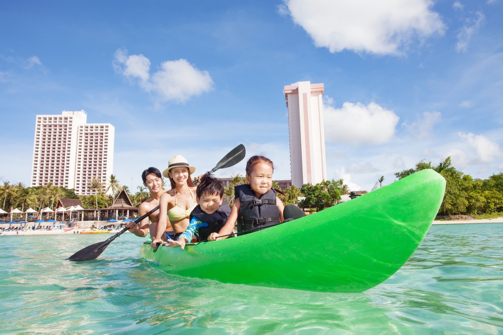 關島擁有多元化的渡假休閒設施，適合全家共遊；圖為太平洋島渡假村水上活動。