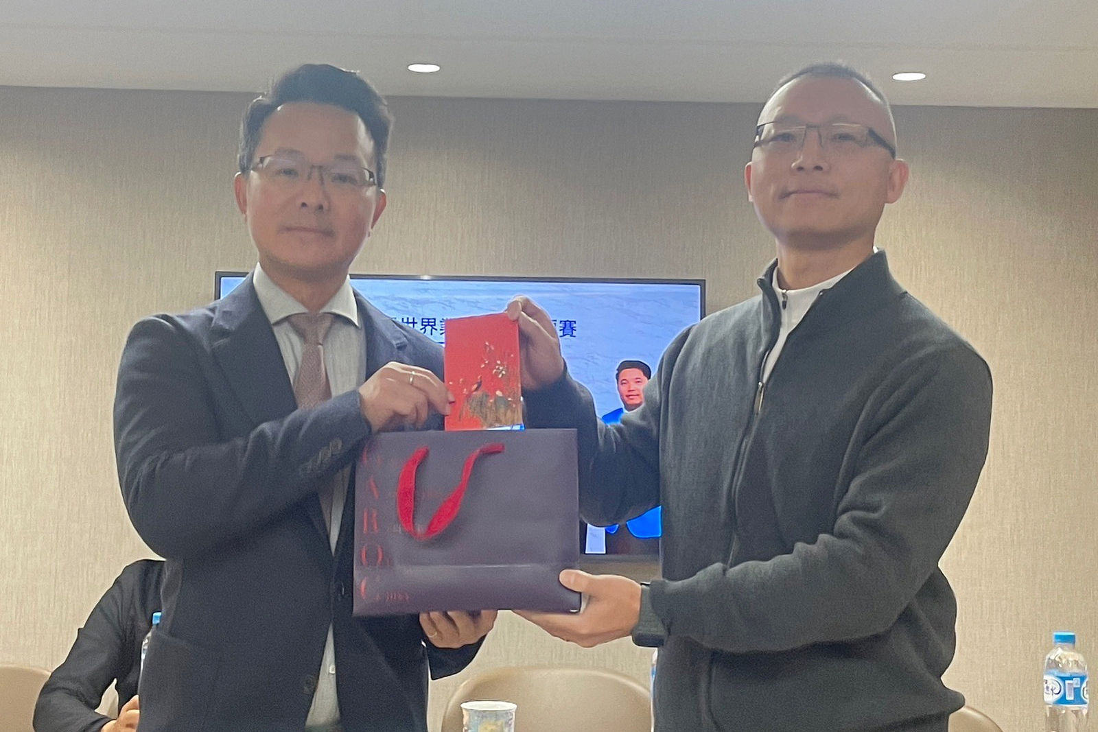 中華高協理事長王政松(左) 頒發選手禮物與助學金，右為黃亭瑄家長。