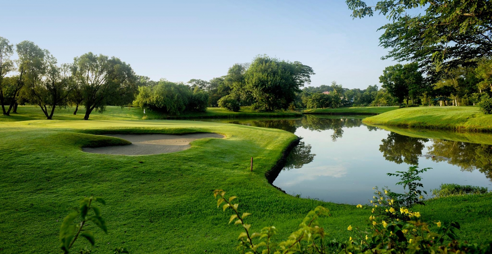 Luisita Golf & Country Club▲菲律賓最著名的錦標級球場之一，由著名的球員兼球場設計師老羅伯瓊斯（Robert Trent Jones Sr.，沒錯，就是小羅德瓊絲的父親）設計，擁有18個深具挑戰性的球洞，河流、池塘和樹林等障礙物接著自然的景觀設計，是一座兼具挑戰與美景的球場。最早創立於1968年，近年經過整建，成為許多球友造訪克拉克的必打之地。