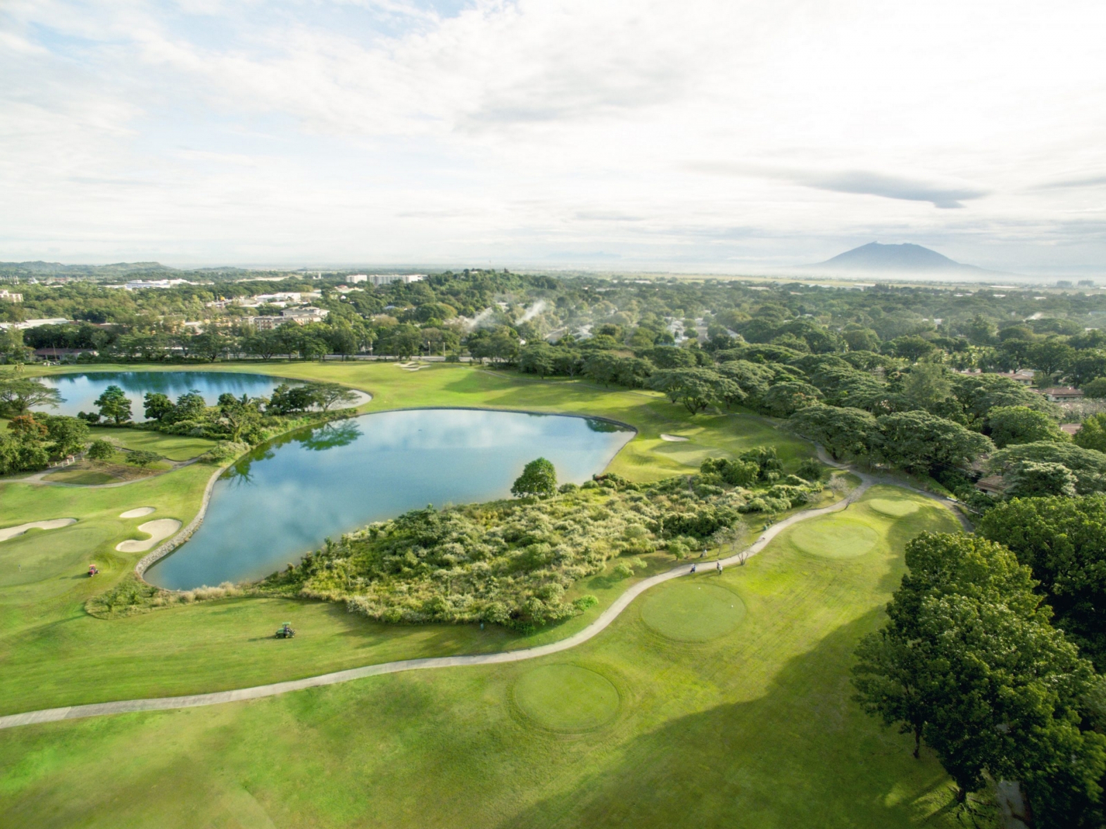 Mimosa Plus Golf Course▲擁有Acacia Lakeview及Mountainview 兩座錦標級球場，前者以景緻優美取勝，後者則具有相當難度，皆出自「金熊」尼克勞斯（Jack Nicklaus）之手，2016年，新業主邀請知名事務所Nelson & Haworth重新修建，呈現全新面貌，獲得世界高球大獎賽「2022年菲律賓最佳球場」榮譽。坐落於城市近郊，球場附設完善的星級酒店