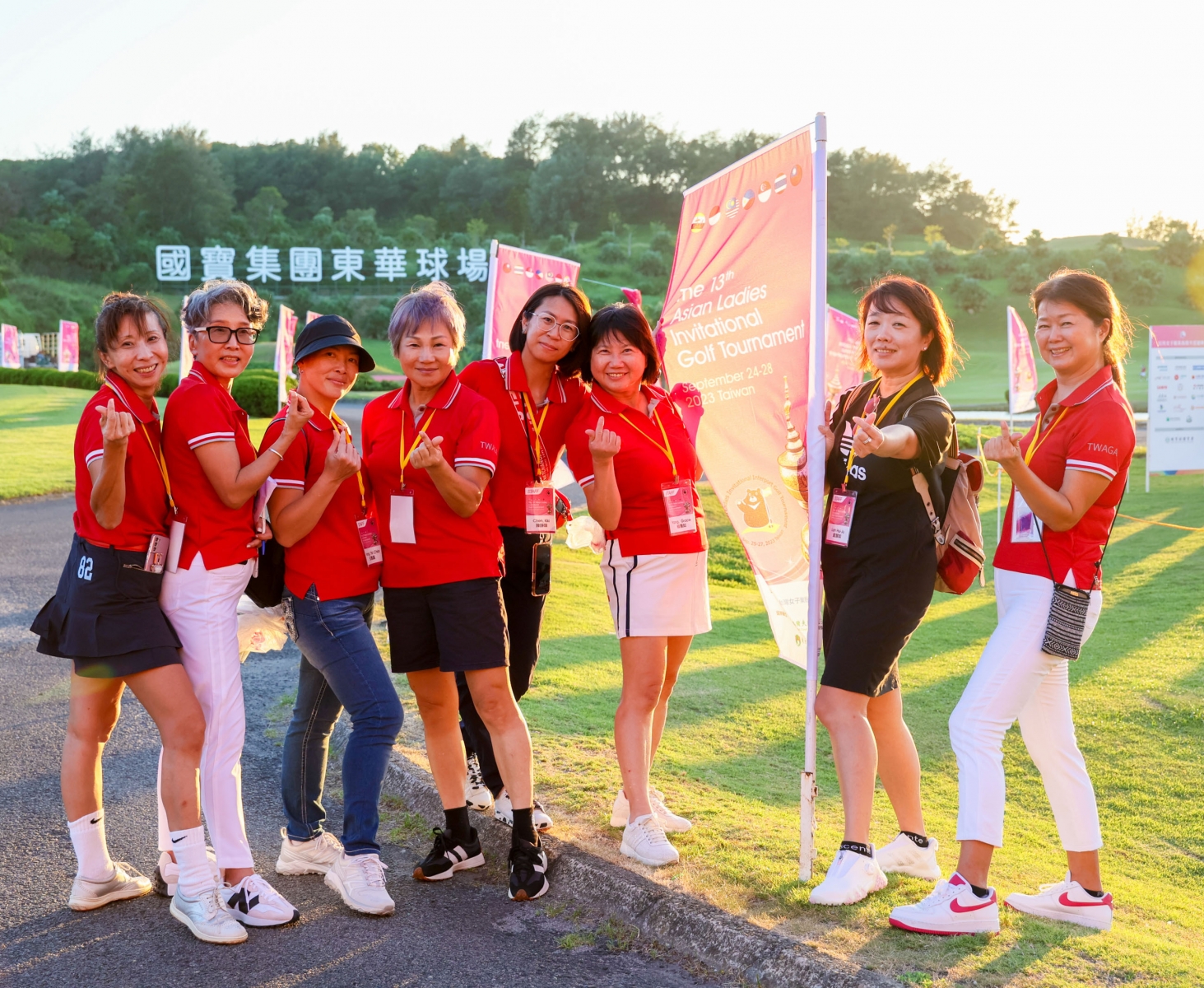 大會志工合影，左起：卓志珍、高麗川、王雅晶、白芬蘭、陳靜琪、楊蕙如、藍慧如、何美貞(大會會長)。(圖/台灣女子業餘高爾夫協會提供．鍾豐榮．林聖凱攝影)