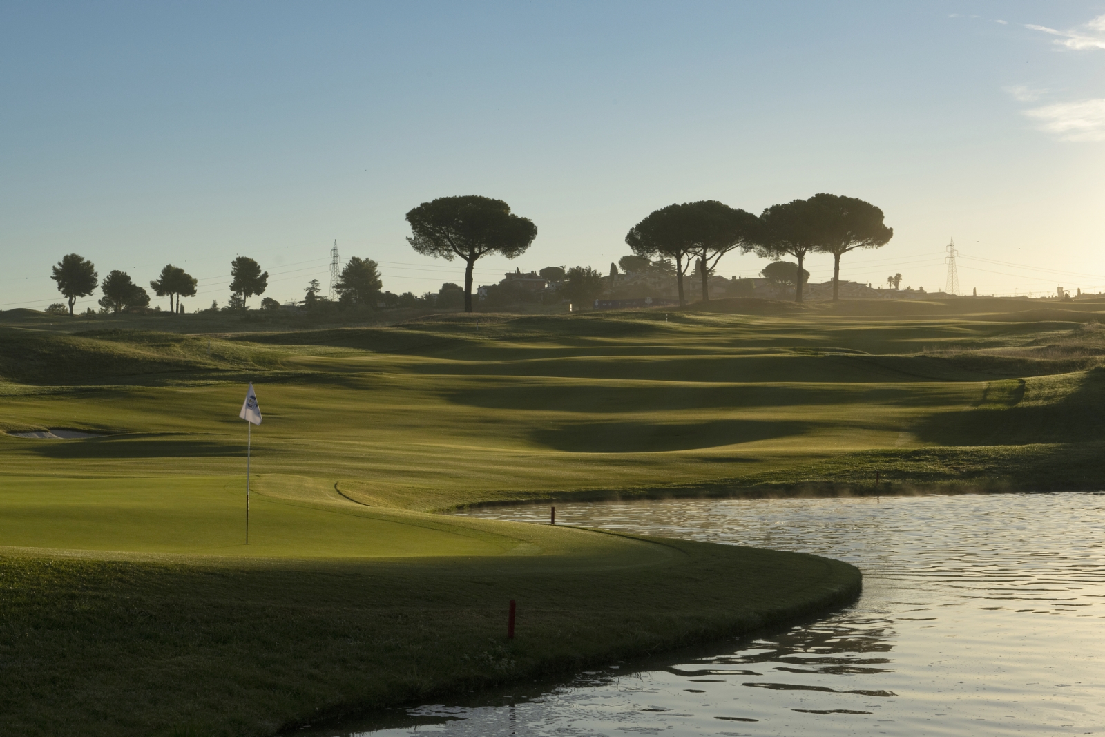 馬可西蒙尼高爾夫球鄉村俱樂部（MARCO SIMONE GOLF AND COUNTRY CLUB）第18洞的景致。©Rolex／Chris Turvey