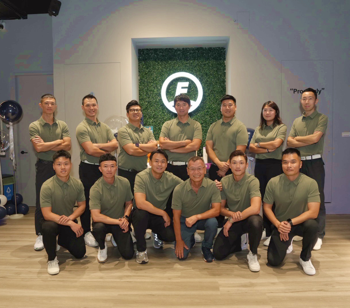 由創辦人楊曜駿教練(前排左三)領軍的GOLFIT高爾夫學院教練團隊。