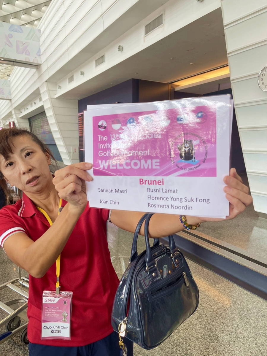 台灣女子業餘高爾夫協會志工卓志珍24日在桃園機場接待抵台各國成員。(圖片提供/台灣女子業餘高爾夫協會)