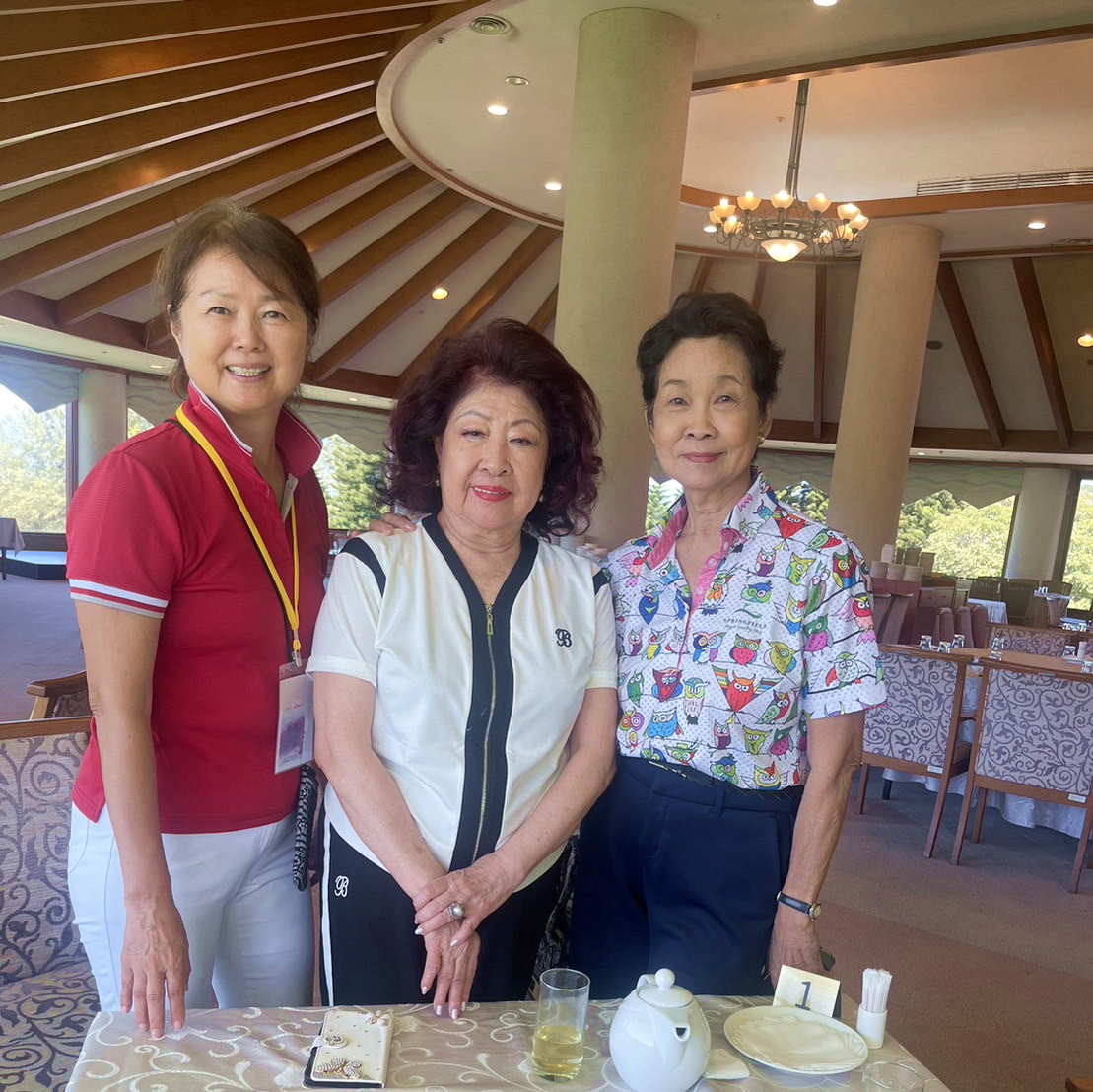 在台灣女子業餘高爾夫協會理事長何美貞(左)的安排下，久違的中華婦女會前會長李蔡麗華(中) 25日特地來到林口東華球場，與老朋友Rae-Vadee T. Suwan女士(右)會面。(圖片提供/台灣女子業餘高爾夫協會)