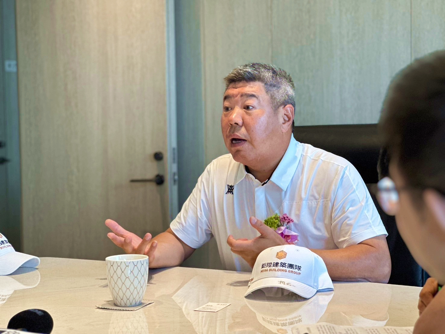 鉅陞建築團隊董事長褚學忠擁有30年房產建設經驗，市場眼光精準，擁有獨特的經營理念，高爾夫的球技也屬一流。