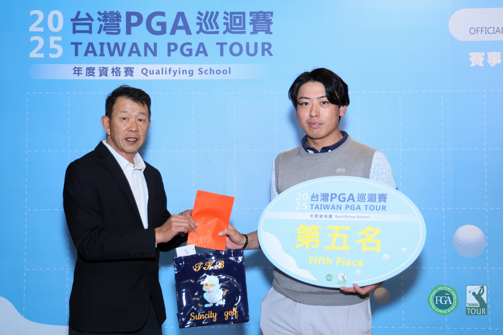 TPGA理事長陳榮興(左)頒發資格賽第五名獎金給日本選手鈴木滉世(TPGA_林聖凱攝影)