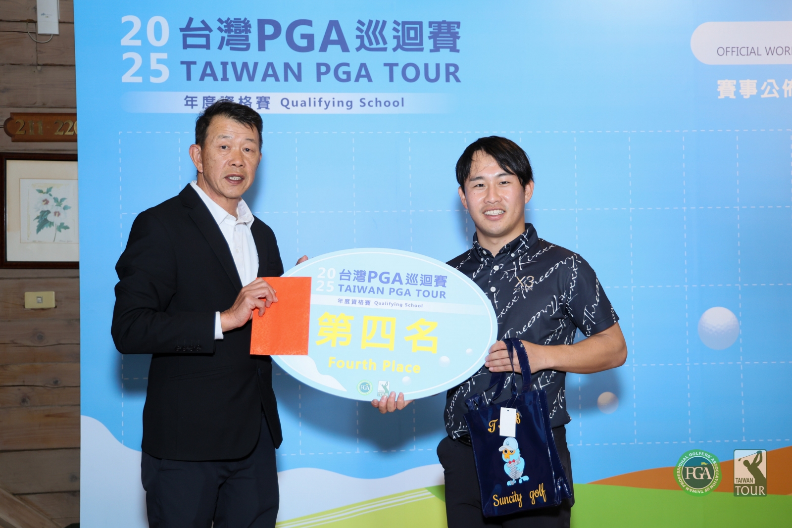 TPGA理事長陳榮興(左)頒發資格賽第四名獎金給日本選手野呂涼(TPGA_林聖凱攝影)