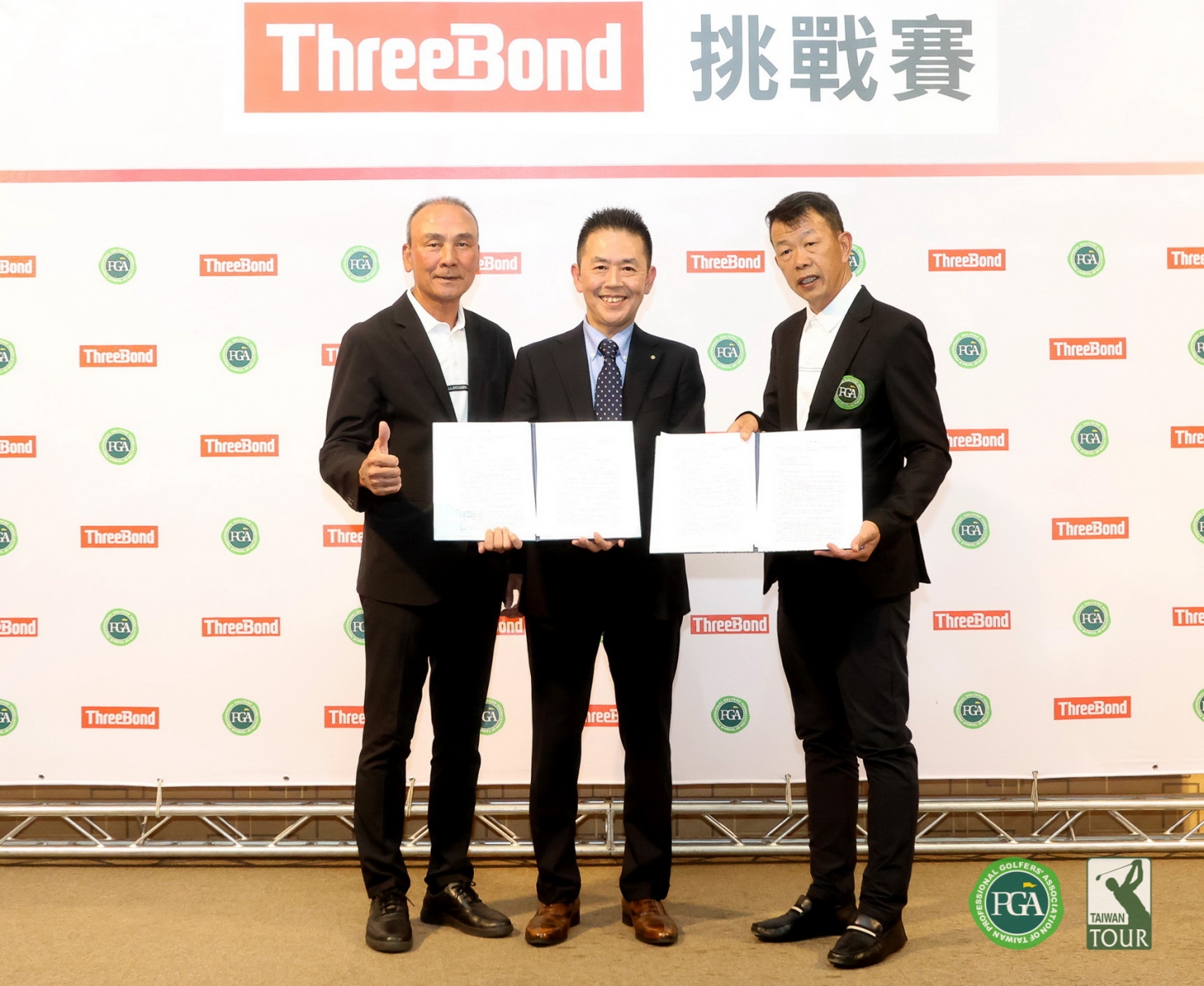 ThreeBond 香港有限公司社長植松勝之(中)和台灣職業高爾夫協會理事長陳榮興(右)以及ThreeBond執行長陳志忠一起完成2023簽約儀式。(鍾豐榮攝影)