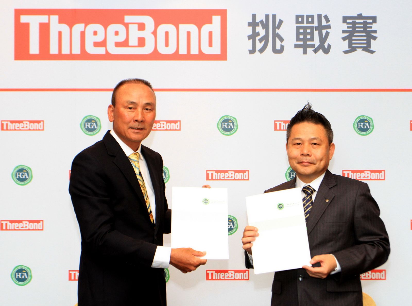 ThreeBond三鍵香港有限公司社長兼重道雄（右）和TPGA理事長陳志忠挑戰巡迴賽簽約儀式。