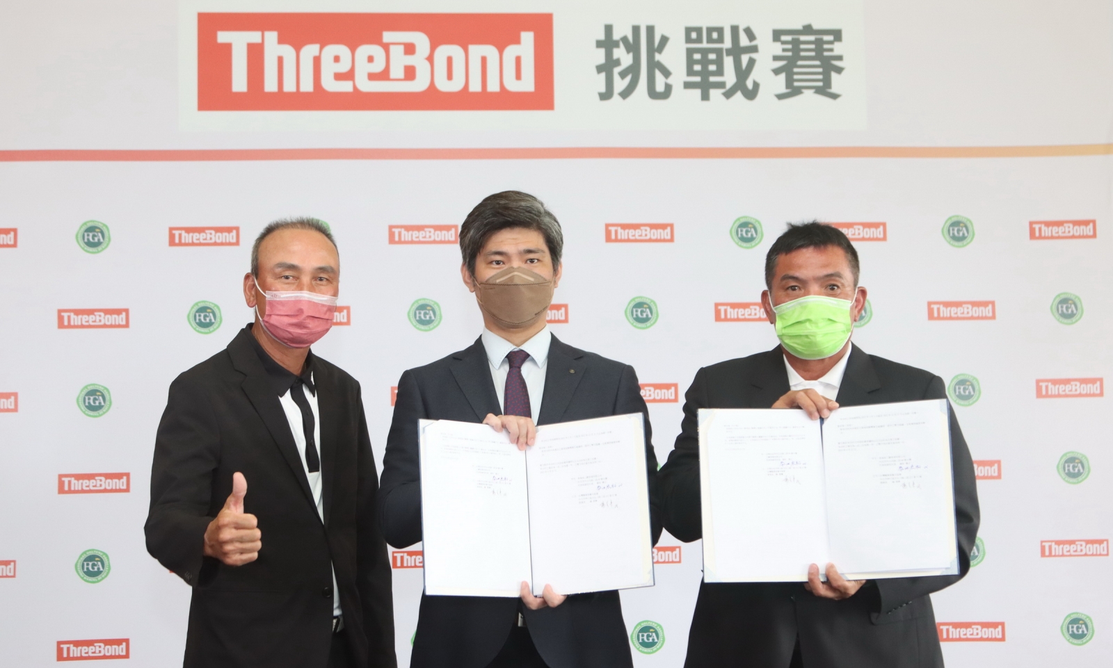 ThreeBond公司台灣總經理泰地宏和(中)和TPGA副理事長楊文來(右)及執行長陳志忠簽約儀式。(鍾豐榮攝影)