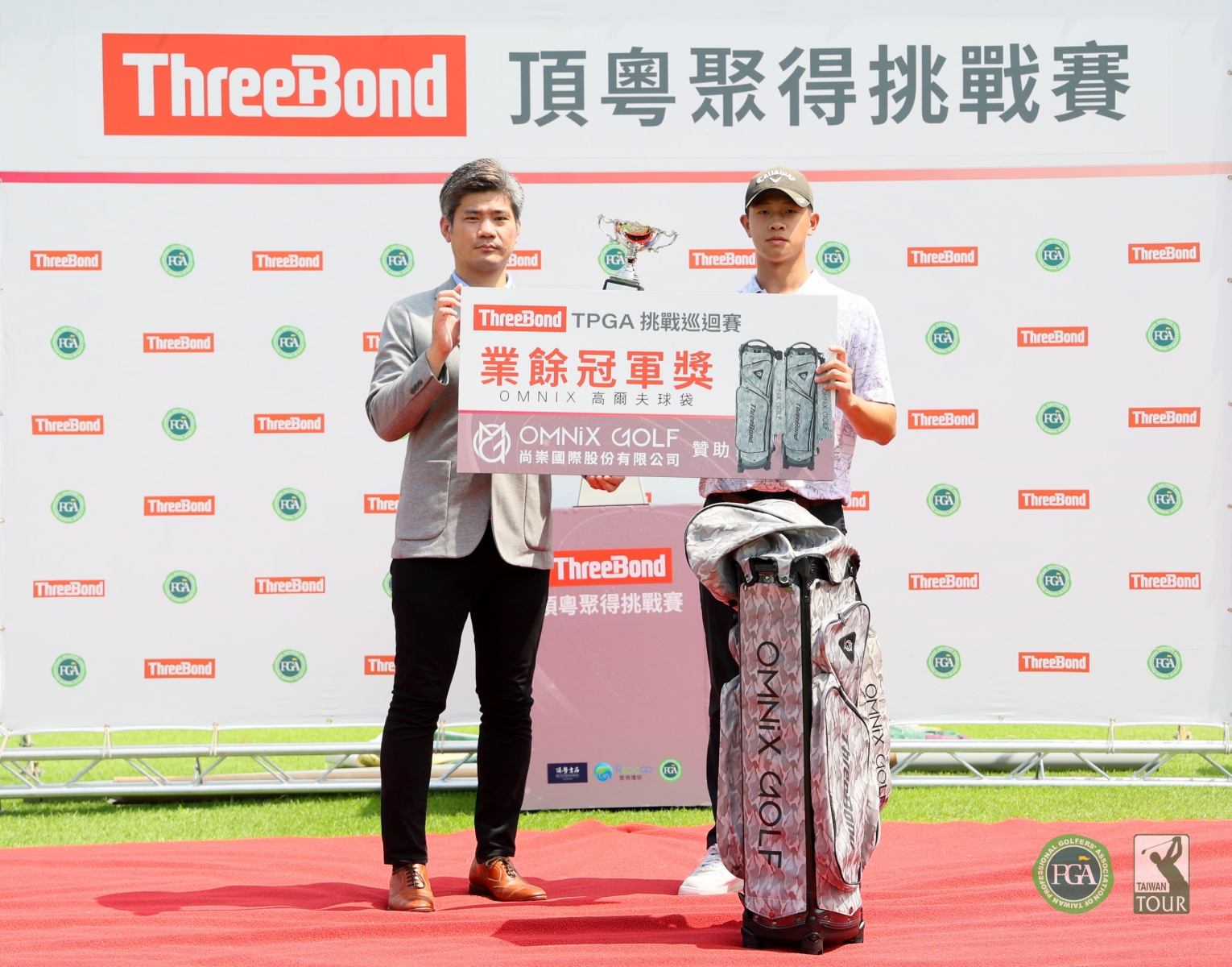 ThreeBond香港有限公司台灣分公司支店長泰地宏和(左)頒發獎杯及獎品給業餘冠軍張丞碩(TPGA_林聖凱攝影)