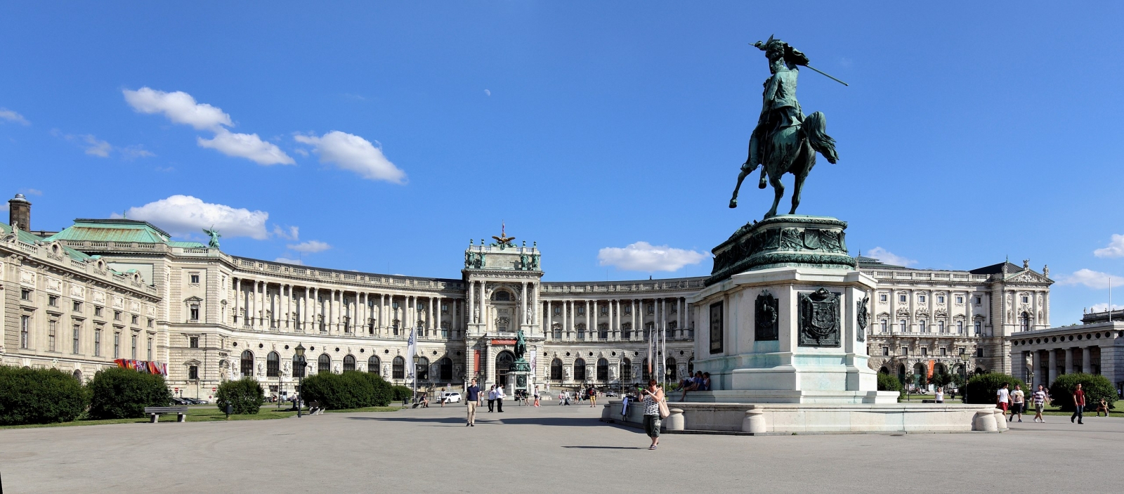 位於奧地利首都維也納的霍夫堡宮殿(Hofburg) 自1279年起成為奧地利公爵的駐地，曾是哈布斯堡王朝治下奧地利帝國與奧匈帝國冬宮。