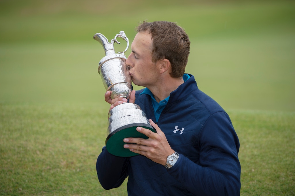 勞力士代言人喬丹．史匹斯(Jordan Spieth)手捧葡萄酒壺獎盃，慶祝贏得2017年英國公開賽冠軍。(©Rolex/Chris Turvey)