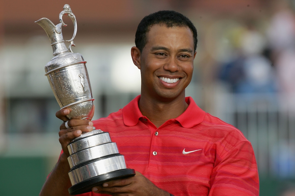 勞力士代言人老虎．伍茲(Tiger Woods)手捧葡萄酒壺獎盃(Claret Jug)，慶祝贏得2006年在皇家利物浦高爾夫俱樂部舉辦的英國公開賽冠軍。(©Getty/David Cannon)