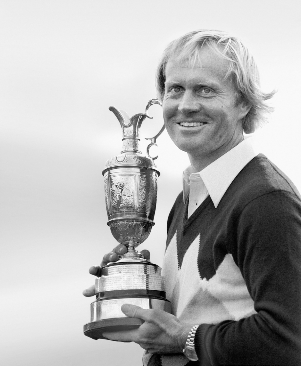 勞力士代言人傑克．尼克勞斯(Jack Nicklaus)手捧葡萄酒壺獎盃，慶祝贏得1978年英國公開賽冠軍。(©Rolex/Bob ThomasGetty Images)