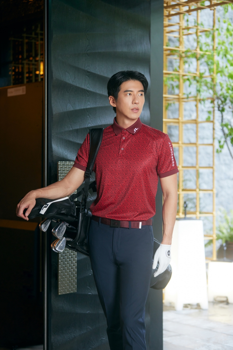 品牌大使傅孟柏身著 Clubhouse機能Polo$4,980、JL經典機能球褲$6,680(經典黑)、Logo緹花皮帶$3,680(礫岩紅)。